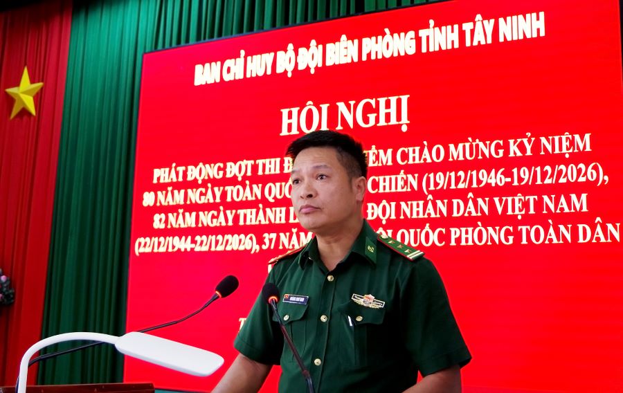 Thượng t&aacute; Ho&agrave;ng Như Nam, Ch&iacute;nh trị vi&ecirc;n Đồn Bi&ecirc;n ph&ograve;ng V&agrave;m Trảng Tr&acirc;u, Cụm trưởng Cụm thi đua số 3, đại diện c&aacute;c đơn vị k&yacute; kết giao ước thi đua ph&aacute;t biểu hứa hẹn