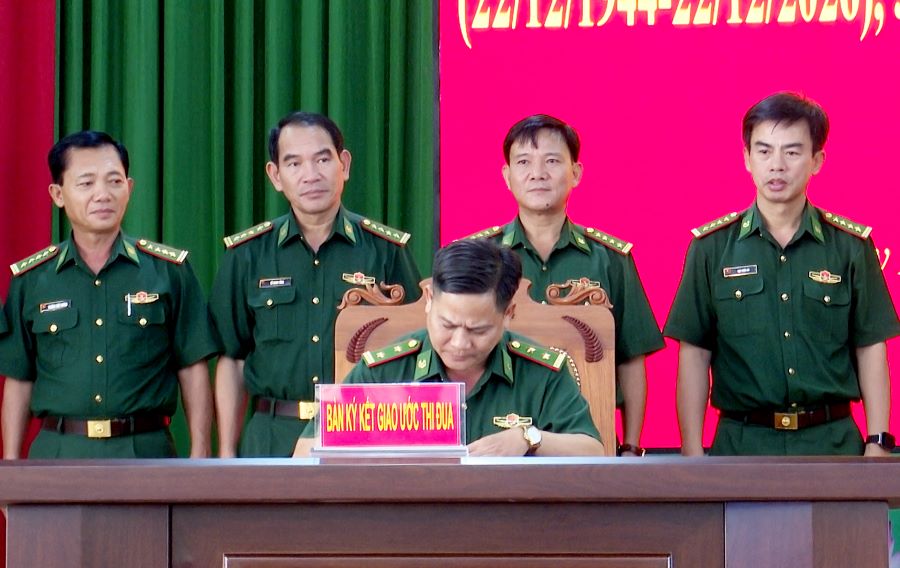 Các đồng chí Thủ trưởng trong Ban Chỉ huy Bộ đội Biên phòng tỉnh chứng kiến đại điện các Cụm thi đua ký kết giao ước thi đua Các đồng chí Thủ trưởng trong Ban Chỉ huy Bộ đội Biên phòng tỉnh chứng kiến đại điện các Cụm thi đua ký kết giao ước thi đua