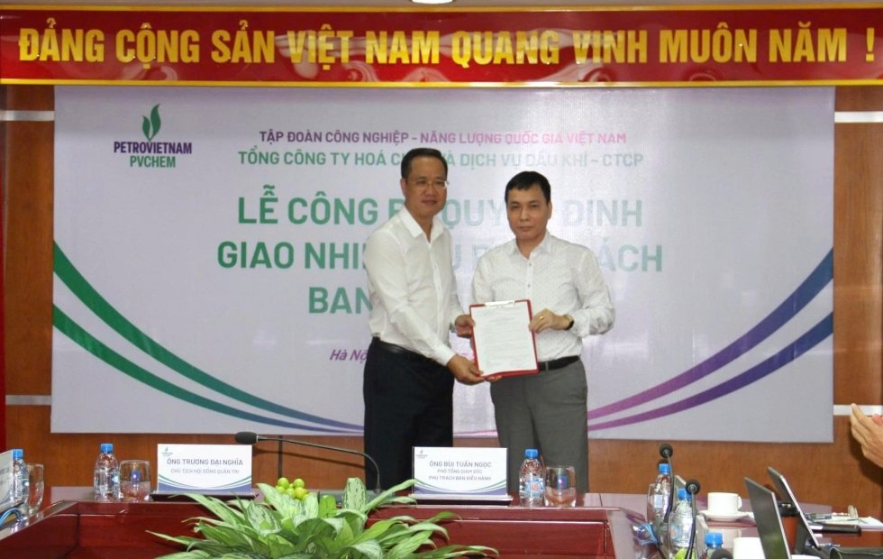 &Ocirc;ng Trương Đại Nghĩa &ndash; Chủ tịch HĐQT PVChem trao Quyết định giao nhiệm vụ phụ tr&aacute;ch Ban điều h&agrave;nh PVChem cho &ocirc;ng B&ugrave;i Tuấn Ngọc &ndash; Ph&oacute; Tổng Gi&aacute;m đốc tại buổi lễ. Ảnh: PVChem