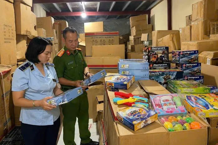 Lực lượng chức năng tăng cường kiểm tra, siết chặt c&aacute;c biện ph&aacute;p kiểm so&aacute;t v&agrave; xử l&yacute; nghi&ecirc;m c&aacute;c vụ việc x&acirc;m phạm quyền sở hữu tr&iacute; tuệ cả tr&ecirc;n m&ocirc;i trường trực tuyến lẫn ngoại tuyến. ( Ảnh Quang Phong)