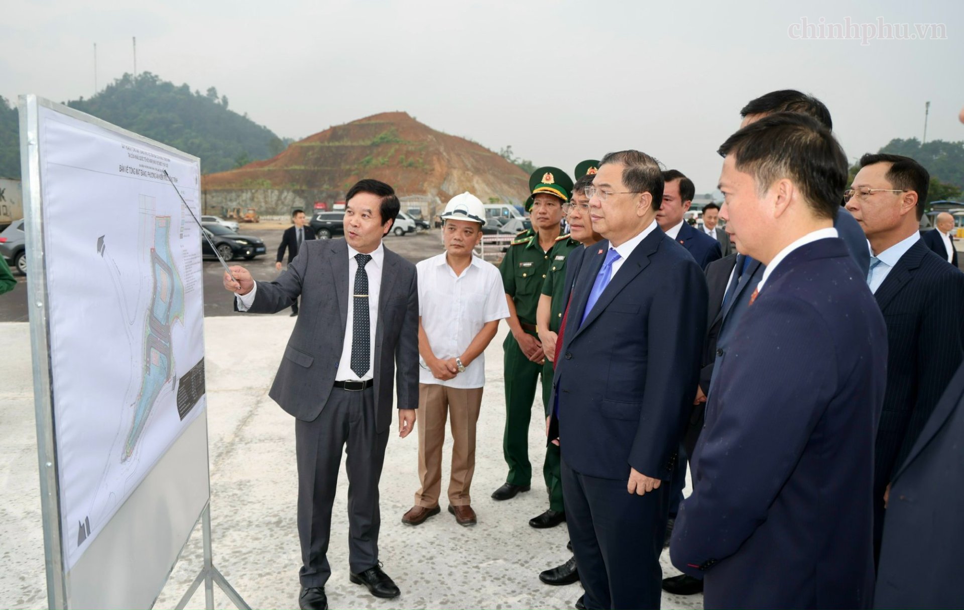 Phó Thủ tướng Thường trực Phạm Gia Túc nghe các đơn vị báo cáo khi khảo sát thực địa tình hình triển khai dự án mở rộng đường vận chuyển hàng hóa chuyên dụng khu vực mốc 1119-1120 - Ảnh: chinhphu.vn/Phương Nguyên Phó Thủ tướng Thường trực Phạm Gia Túc nghe các đơn vị báo cáo khi khảo sát thực địa tình hình triển khai dự án mở rộng đường vận chuyển hàng hóa chuyên dụng khu vực mốc 1119-1120 - Ảnh: chinhphu.vn/Phương Nguyên
