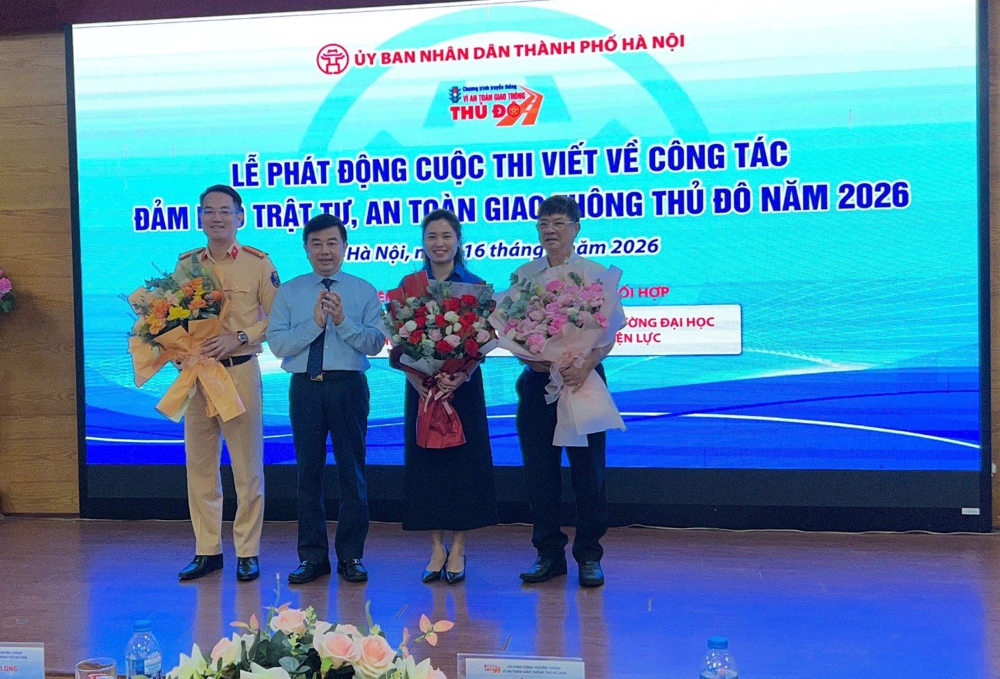 &Ocirc;ng Nguyễn Minh Đức tặng hoa c&aacute;c đại biểu tham gia toạ đ&agrave;m "Văn ho&aacute; giao th&ocirc;ng - h&agrave;nh động của thanh ni&ecirc;n". Ảnh: L&ecirc; Kh&aacute;nh