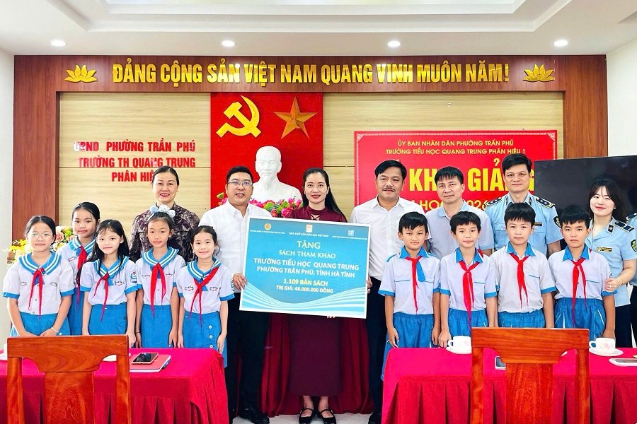Đại diện ban tổ chức trao tặng 1.109 bản sách cho các em Trường Tiểu học Quang Trung Đại diện ban tổ chức trao tặng 1.109 bản sách cho các em Trường Tiểu học Quang Trung