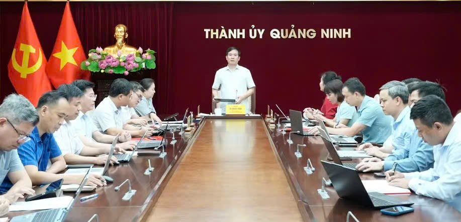 Ông Vũ Quyết Tiến, Phó Bí thư Thành ủy, Chủ tịch Ủy ban MTTQ thành phố Quảng Ninh đã chủ trì cuộc họp Ông Vũ Quyết Tiến, Phó Bí thư Thành ủy, Chủ tịch Ủy ban MTTQ thành phố Quảng Ninh đã chủ trì cuộc họp