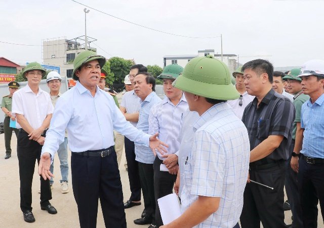 Chủ tịch UBND tỉnh V&otilde; Trọng Hải trao đổi với Chủ đầu tư về việc đẩy nhanh tiến độ thực hiện g&oacute;i thầu XL01.