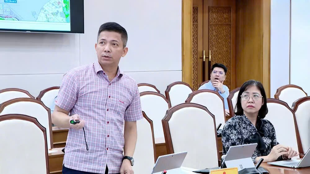 Lãnh đạo Ban Quản lý Dự án đầu tư xây dựng Khu vực I báo cáo tại cuộc họp Lãnh đạo Ban Quản lý Dự án đầu tư xây dựng Khu vực I báo cáo tại cuộc họp