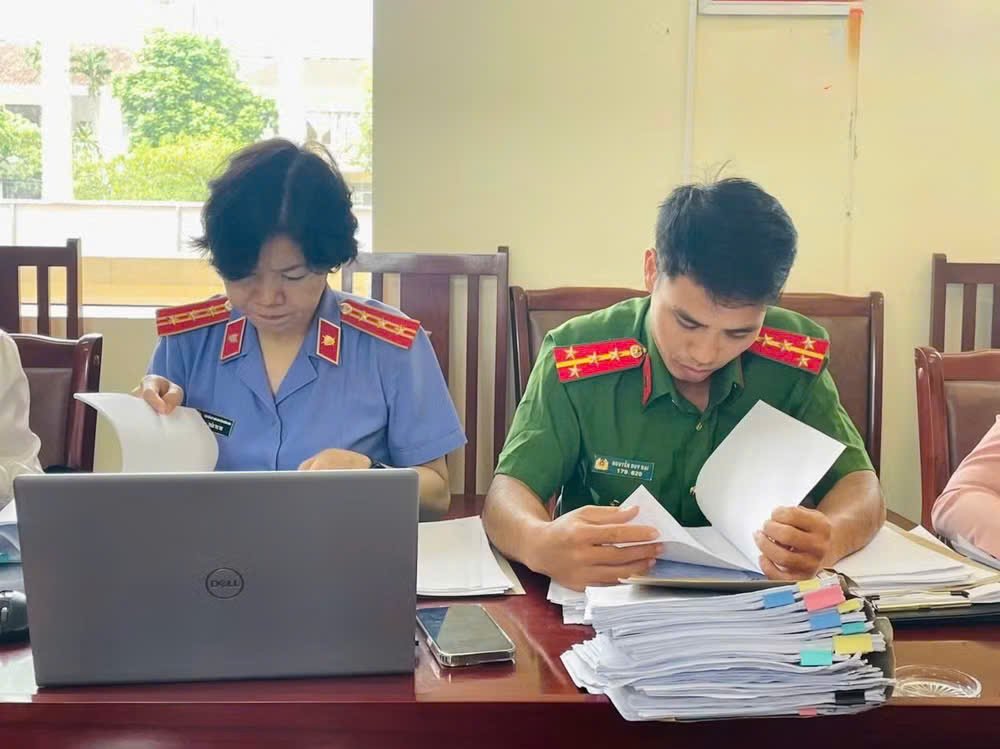 Th&agrave;nh vi&ecirc;n Đo&agrave;n gi&aacute;m s&aacute;t nghi&ecirc;n cứu hồ sơ tiếp nhận v&agrave; giải quyết tin b&aacute;o tại c&ocirc;ng an cấp x&atilde;