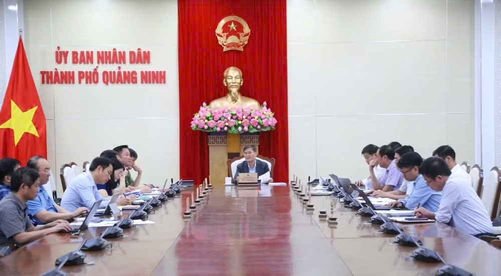 Ông Bùi Văn Khắng, Phó Bí thư Thành ủy, Chủ tịch UBND thành phố Quảng Ninh đã chủ trì cuộc họp Ông Bùi Văn Khắng, Phó Bí thư Thành ủy, Chủ tịch UBND thành phố Quảng Ninh đã chủ trì cuộc họp
