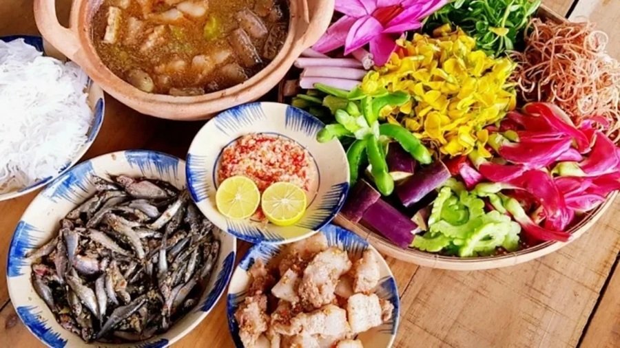 Nguyên liệu chuẩn bị cho nồi lẩu mắm rất đa dạng Nguyên liệu chuẩn bị cho nồi lẩu mắm rất đa dạng