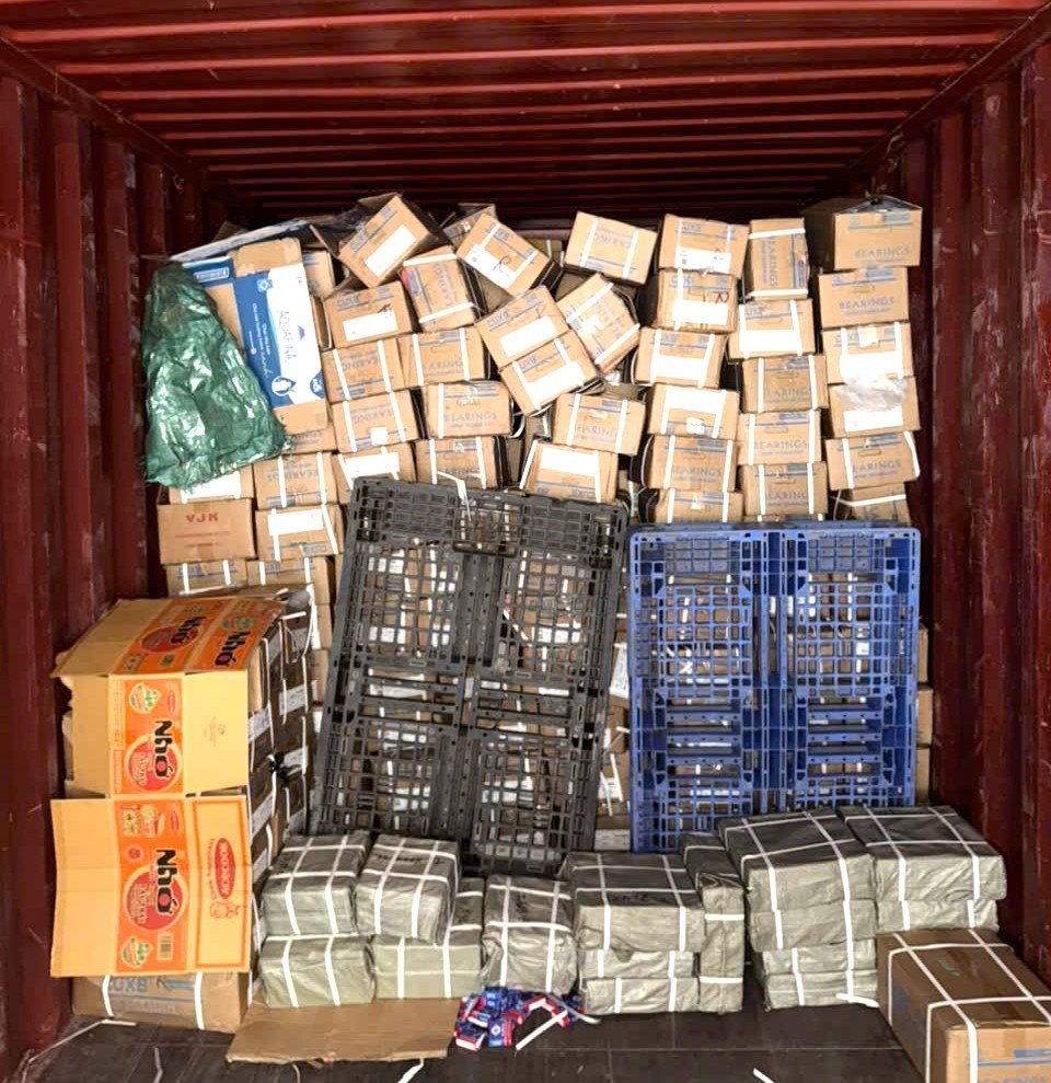 Container chứa trên 9.300 sản phẩm giả nhãn hiệu đã bị Đội Kiểm soát hải quan (Chi cục Hải quan khu vực II) phát hiện, tạm giữ. Ảnh: K.S Container chứa trên 9.300 sản phẩm giả nhãn hiệu đã bị Đội Kiểm soát hải quan (Chi cục Hải quan khu vực II) phát hiện, tạm giữ. Ảnh: K.S