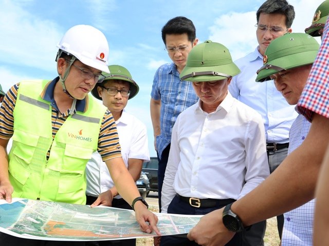 Ph&oacute; Chủ tịch Thường trực UBND tỉnh Trần B&aacute;u H&agrave; nghe c&aacute;c đơn vị tr&igrave;nh b&agrave;y về giải ph&aacute;p ti&ecirc;u tho&aacute;t nước tại Khu C&ocirc;ng nghiệp Vinhomes H&agrave; Tĩnh.