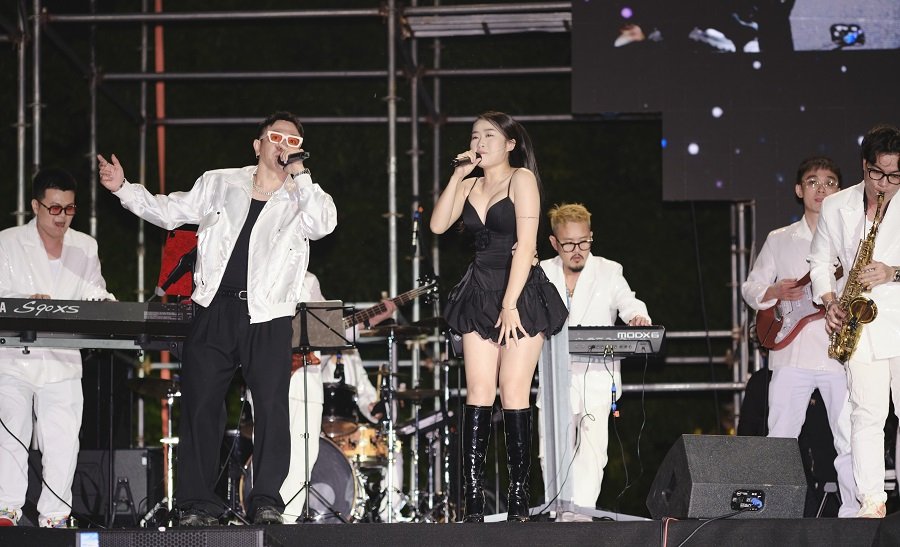 Live band để trải nghiệm các thiết bị từ các thương hiệu tham gia Live band để trải nghiệm các thiết bị từ các thương hiệu tham gia