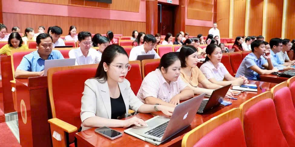 C&aacute;n bộ c&aacute;c trường học, cơ sở gi&aacute;o dục bậc tiểu học v&agrave; THCS tr&ecirc;n địa b&agrave;n th&agrave;nh phố nghe qu&aacute;n triệt c&aacute;c nhiệm vụ trọng t&acirc;m v&agrave; giải ph&aacute;p tăng cường của năm học 2026-2027