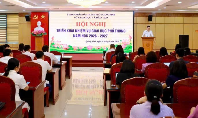 L&atilde;nh đạo Sở Gi&aacute;o dục v&agrave; Đ&agrave;o tạo th&agrave;nh phố Quảng Ninh qu&aacute;n triệt c&aacute;c nội dung trọng t&acirc;m cho đại diện l&atilde;nh đạo c&aacute;c trường THPT tr&ecirc;n địa b&agrave;n