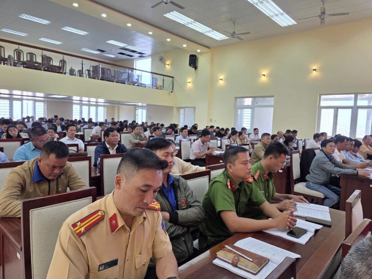 Học viên được tập huấn cả lý thuyết và thực hành. Ảnh: CA Học viên được tập huấn cả lý thuyết và thực hành. Ảnh: CA