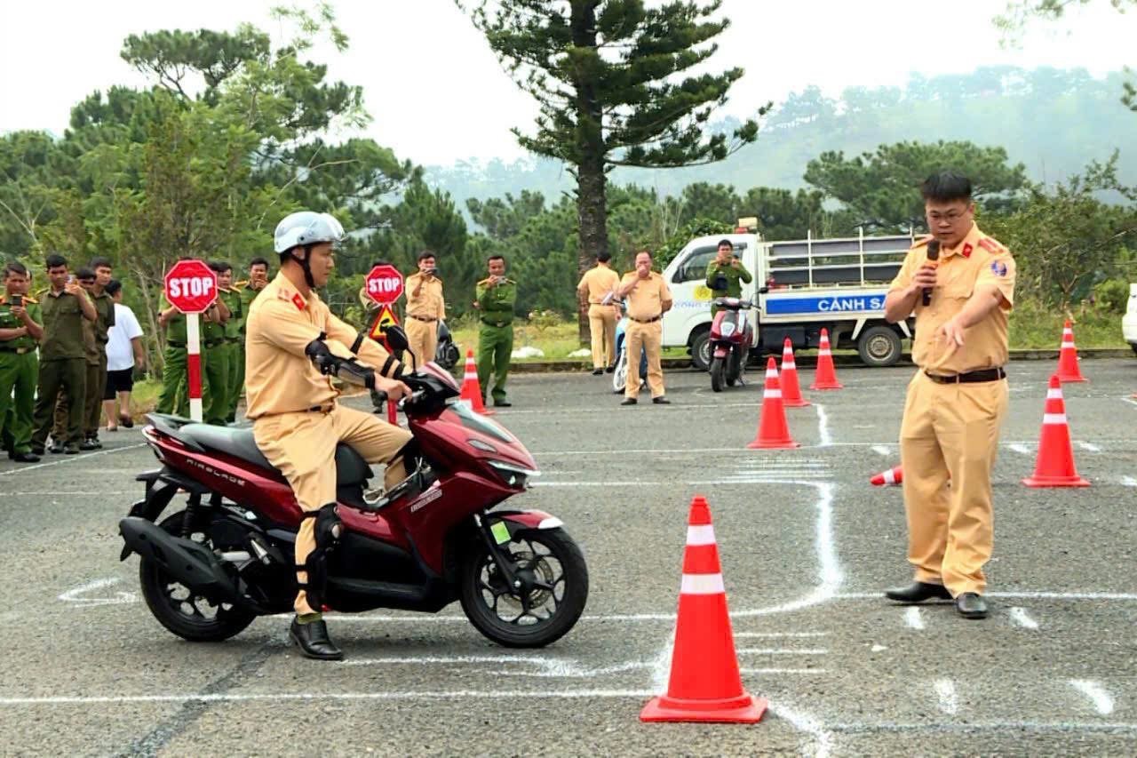Công an tỉnh Lâm Đồng hướng tới mục tiêu giảm thiểu tai nạn giao thông trên đại bàn. Ảnh: CA Công an tỉnh Lâm Đồng hướng tới mục tiêu giảm thiểu tai nạn giao thông trên đại bàn. Ảnh: CA
