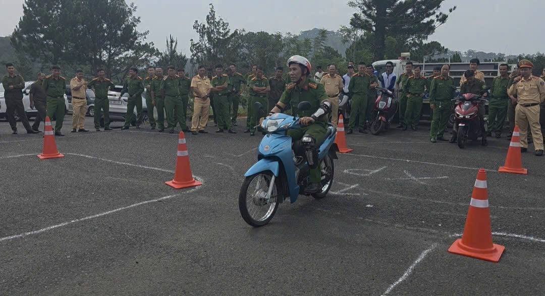 434 học viên ở tỉnh Lâm Đồng được tập huấn kỹ năng lái xe an toàn. Ảnh: CA 434 học viên ở tỉnh Lâm Đồng được tập huấn kỹ năng lái xe an toàn. Ảnh: CA