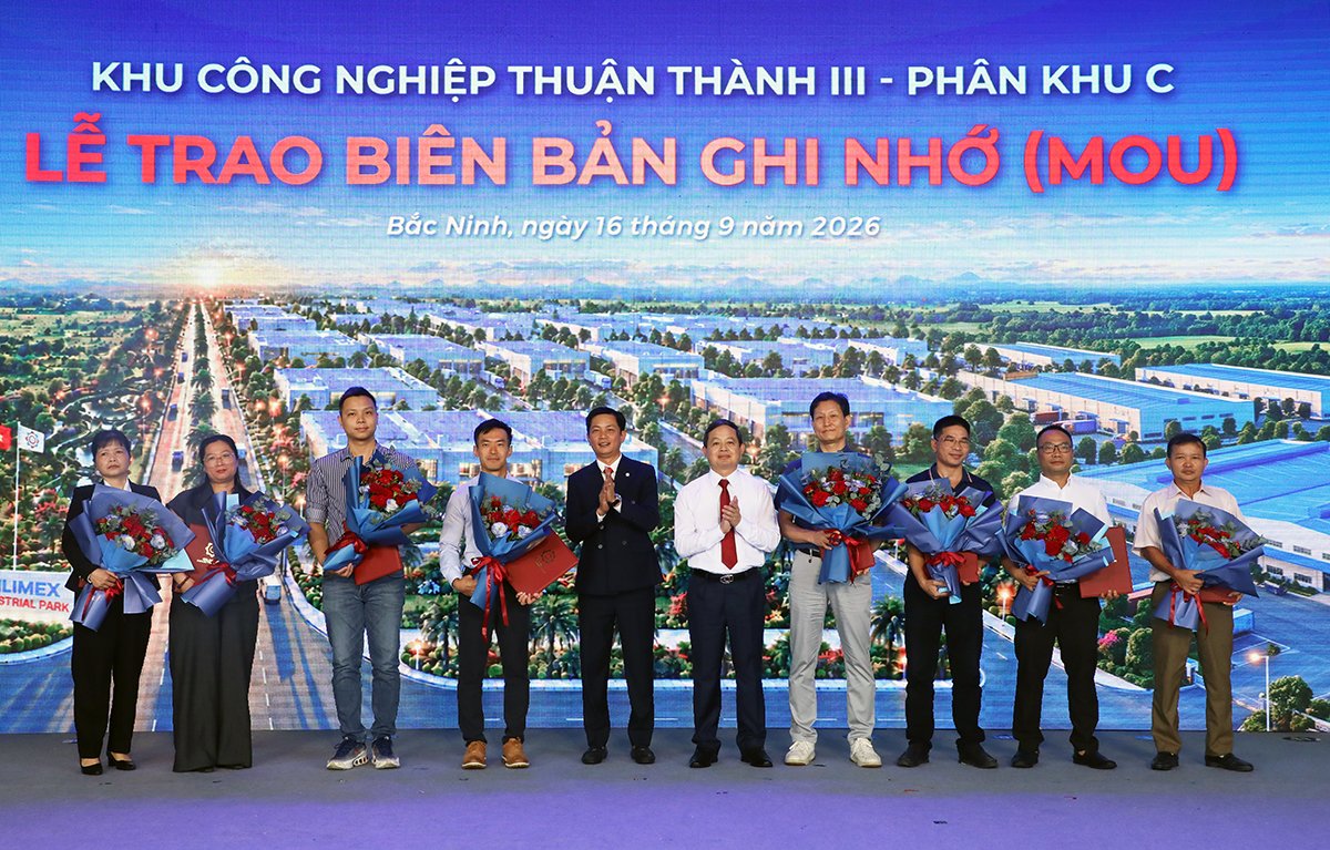 Chủ tịch UBND tỉnh Phạm Hoàng Sơn tặng hoa chúc mừng các doanh nghiệp tại chương trình trao Biên bản ghi nhớ hợp tác Chủ tịch UBND tỉnh Phạm Hoàng Sơn tặng hoa chúc mừng các doanh nghiệp tại chương trình trao Biên bản ghi nhớ hợp tác