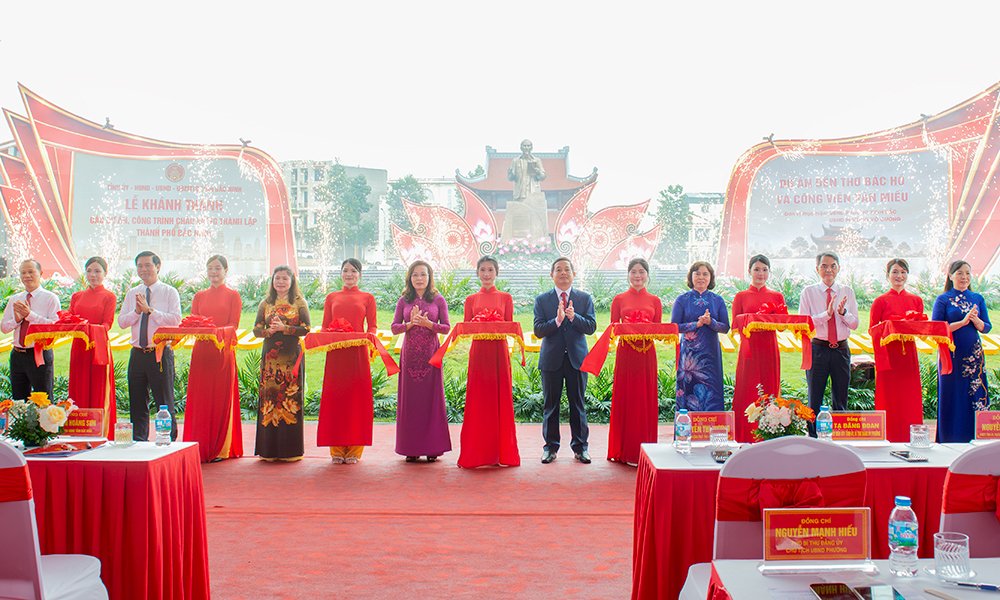 Các đồng chí lãnh đạo tỉnh cắt băng khánh thành Đền thờ Bác Hồ và công viên Văn Miếu. Các đồng chí lãnh đạo tỉnh cắt băng khánh thành Đền thờ Bác Hồ và công viên Văn Miếu.