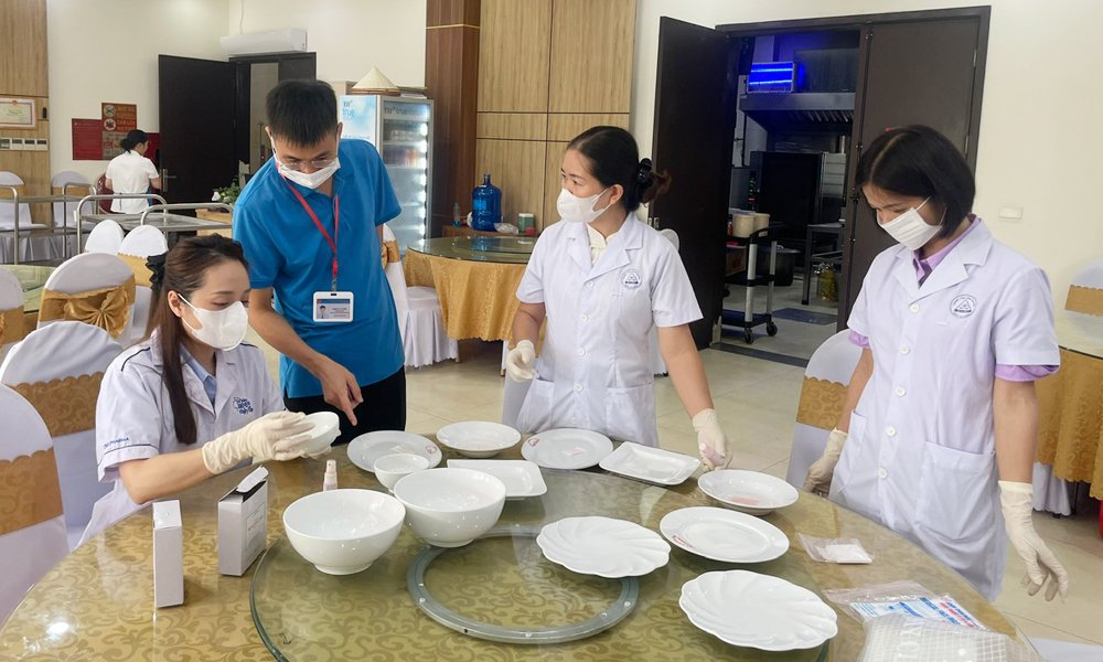 Thành viên tổ giám sát test nhanh độ sạch của bát đĩa tại Nhà khách tỉnh sáng 15/9. Thành viên tổ giám sát test nhanh độ sạch của bát đĩa tại Nhà khách tỉnh sáng 15/9.