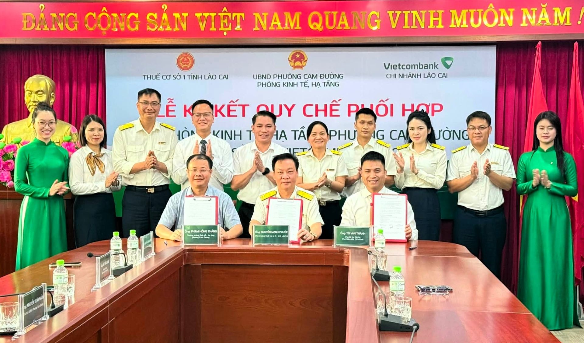 Lễ ký kết Quy chế phối hợp giữa Thuế cơ sở 1, phường Cam Đường và Ngân hàng Vietcombank trong công tác hỗ trợ hộ kinh doanh Lễ ký kết Quy chế phối hợp giữa Thuế cơ sở 1, phường Cam Đường và Ngân hàng Vietcombank trong công tác hỗ trợ hộ kinh doanh