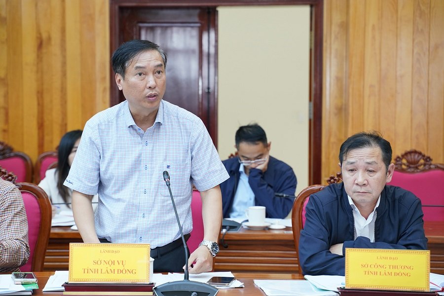 L&atilde;nh đạo Sở Nội vụ tham gia &yacute; kiến tại buổi l&agrave;m việc.