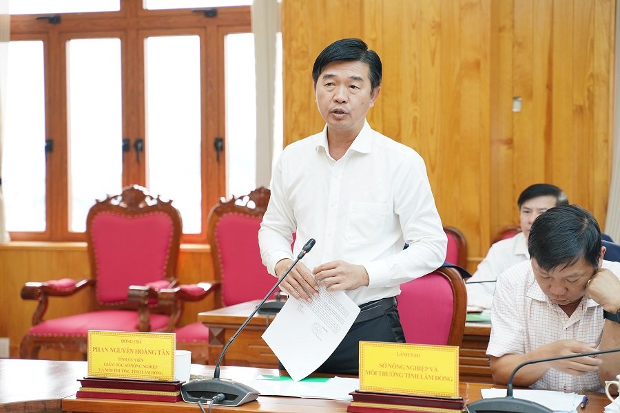 L&atilde;nh đạo Sở N&ocirc;ng nghiệp v&agrave; M&ocirc;i trường b&aacute;o c&aacute;o tại buổi l&agrave;m việc.