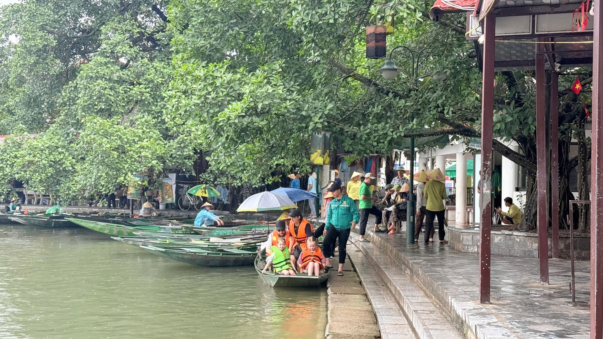 Ninh Bình chủ động ứng phó mưa lũ, bảo đảm an toàn cho khách du lịch Ninh Bình chủ động ứng phó mưa lũ, bảo đảm an toàn cho khách du lịch