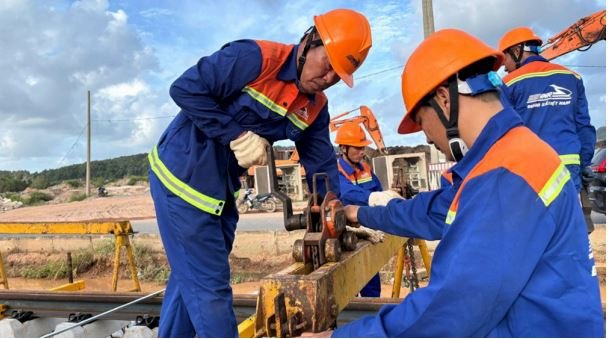 Ông Lê Quý Công (bên trái) hơn 36 năm gắn bó với nghệ đang thị lắp ray Ông Lê Quý Công (bên trái) hơn 36 năm gắn bó với nghệ đang thị lắp ray