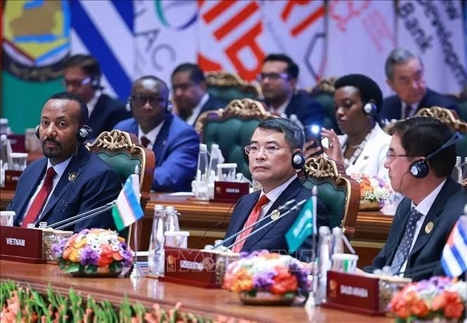 Thủ tướng L&ecirc; Minh Hưng tham dự phi&ecirc;n họp Hội nghị thượng đỉnh BRICS lần thứ 18 về &ldquo;Tự cường, đổi mới s&aacute;ng tạo, hợp t&aacute;c v&agrave; ph&aacute;t triển bền vững: Định h&igrave;nh tương lai tăng trưởng bao tr&ugrave;m to&agrave;n cầu&rdquo;. Ảnh: Dương Giang/TTXVN
