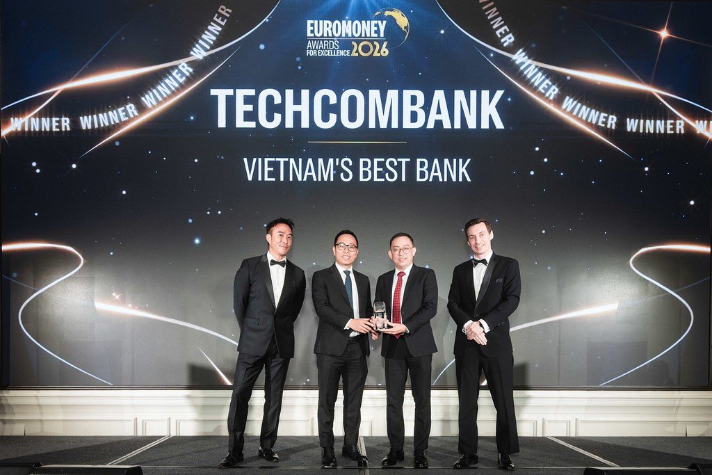 Ông Nguyễn Anh Tuấn, Phó Tổng Giám đốc, Giám đốc Khối Ngân hàng Bán lẻ và Ngân hàng Cao cấp Techcombank cùng cộng sự nhận giải tại lễ trao giải diễn ra ở Singapore vào tối ngày 10/9. Ảnh: Euromoney. Ông Nguyễn Anh Tuấn, Phó Tổng Giám đốc, Giám đốc Khối Ngân hàng Bán lẻ và Ngân hàng Cao cấp Techcombank cùng cộng sự nhận giải tại lễ trao giải diễn ra ở Singapore vào tối ngày 10/9. Ảnh: Euromoney.