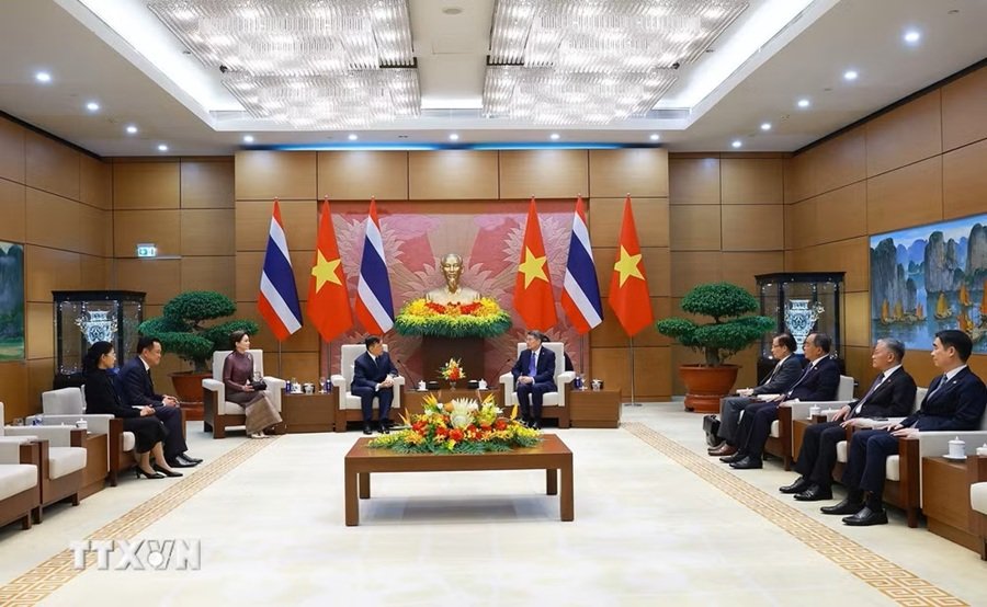 Thủ tướng L&ecirc; Minh Hưng hội kiến Nh&agrave; vua Vương quốc Th&aacute;i Lan Maha Vajiralongkorn Phra Vajiraklaochaoyuhua v&agrave; Ho&agrave;ng hậu. (Ảnh: Dương Giang/TTXVN)
