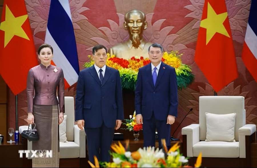 Thủ tướng L&ecirc; Minh Hưng hội kiến Nh&agrave; vua Vương quốc Th&aacute;i Lan Maha Vajiralongkorn Phra Vajiraklaochaoyuhua v&agrave; Ho&agrave;ng hậu. (Ảnh: Dương Giang/TTXVN)
