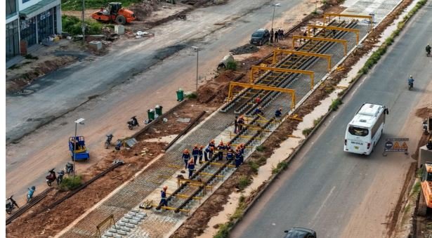 Những đoạn ray chính tuyến đầu tiên được lắp đặt trên tuyến LRT Phú Quốc. Những đoạn ray chính tuyến đầu tiên được lắp đặt trên tuyến LRT Phú Quốc.