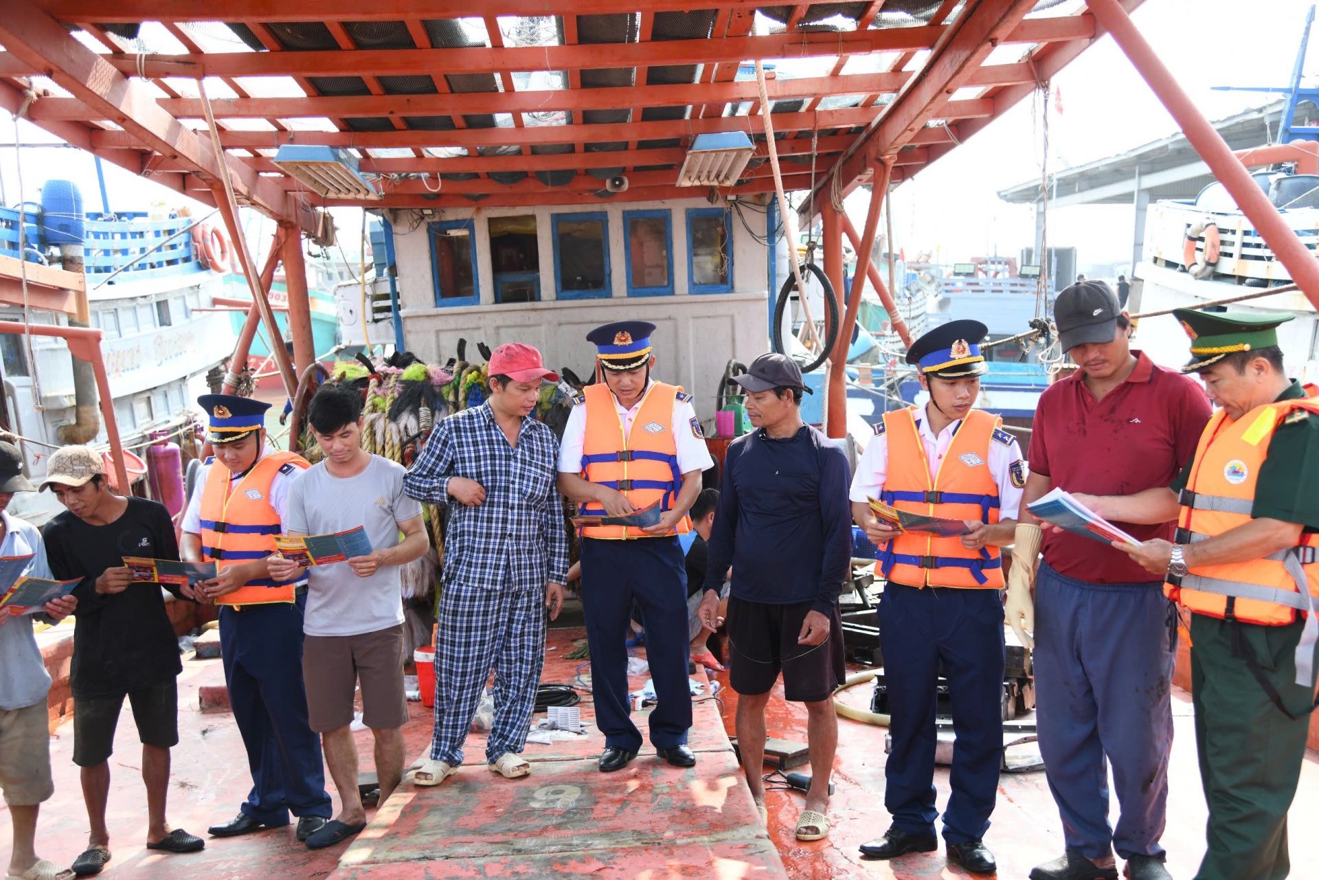 Lực lượng chức năng tuyên truyền, phổ biến pháp luật cho chủ tàu, thuyền trưởng, ngư dân đang neo đậu tại bến cảng Cát Lở Lực lượng chức năng tuyên truyền, phổ biến pháp luật cho chủ tàu, thuyền trưởng, ngư dân đang neo đậu tại bến cảng Cát Lở