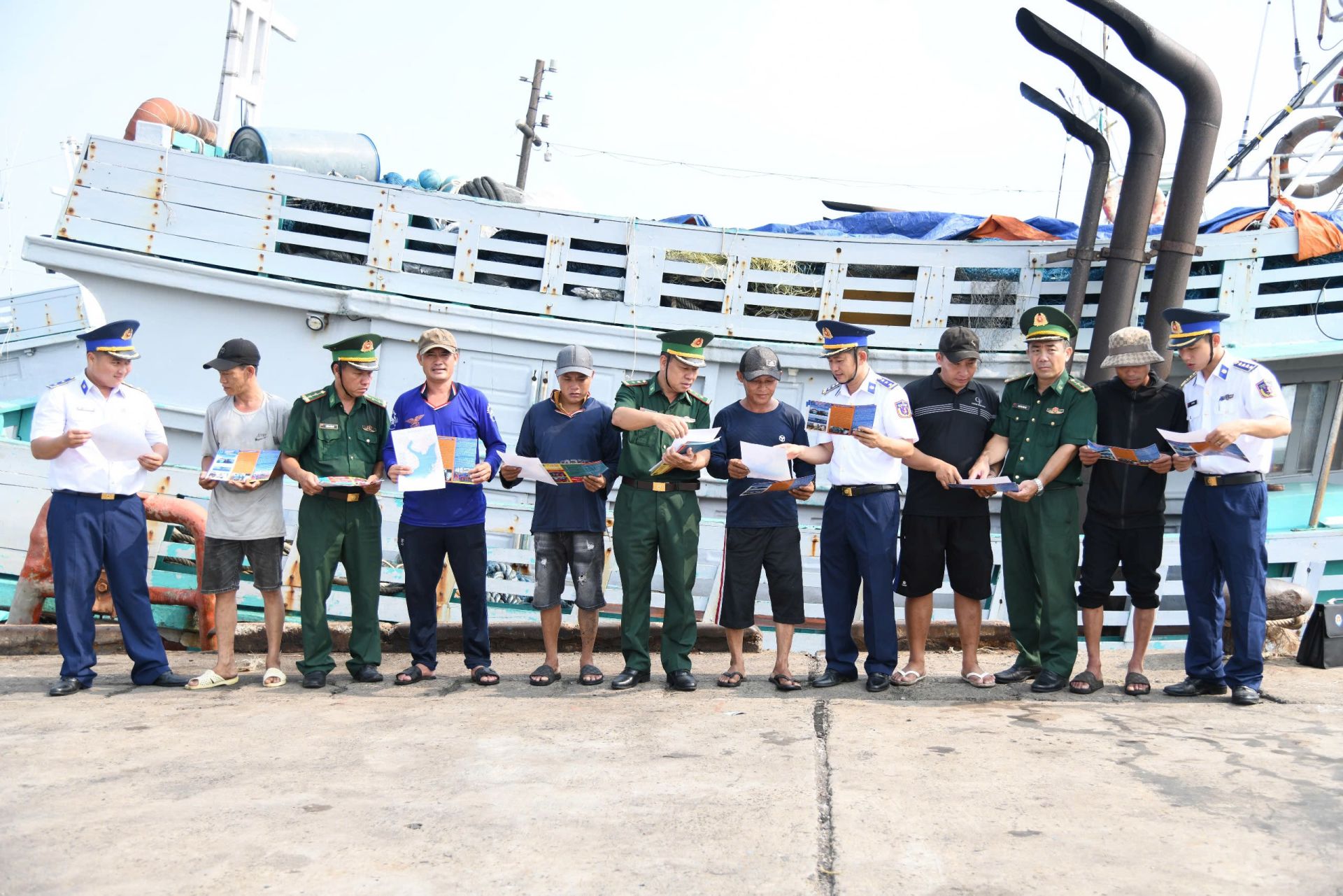 Cấp phát tờ rơi tuyên truyền chống khai thác IUU tại bến cảng Cát Lở Cấp phát tờ rơi tuyên truyền chống khai thác IUU tại bến cảng Cát Lở