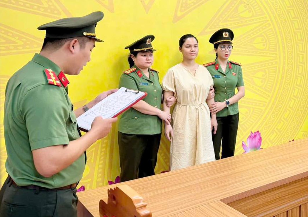 Cơ quan An ninh đi&ecirc;̀u tra tống đạt c&aacute;c quyết định v&agrave; lệnh bắt tạm giam đối với Vũ Thị Dung