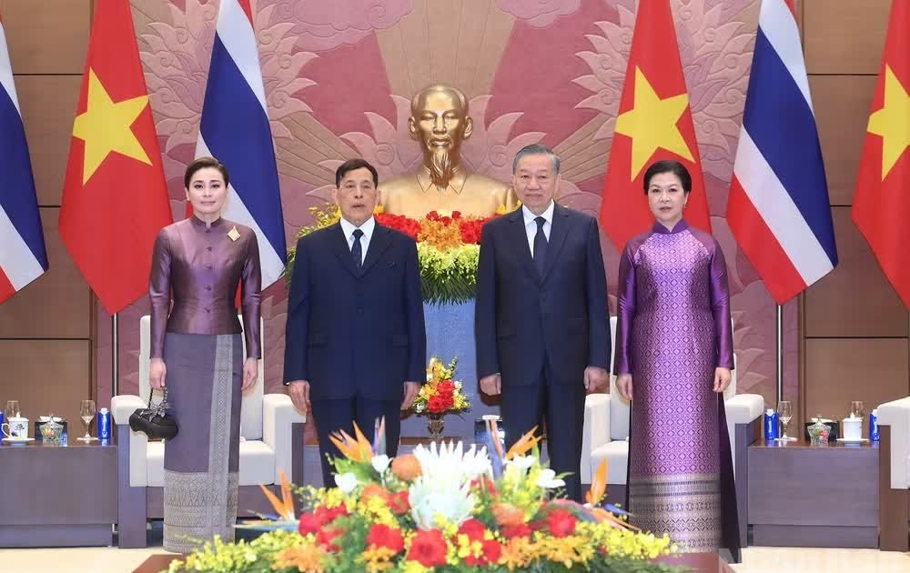 Tổng Bí thư, Chủ tịch nước Tô Lâm và Phu nhân với Nhà vua Vương quốc Thái Lan Maha Vajiralongkorn Phra Vajiraklaochaoyuhua và Hoàng hậu. (Ảnh: ĐĂNG KHOA) Tổng Bí thư, Chủ tịch nước Tô Lâm và Phu nhân với Nhà vua Vương quốc Thái Lan Maha Vajiralongkorn Phra Vajiraklaochaoyuhua và Hoàng hậu. (Ảnh: ĐĂNG KHOA)