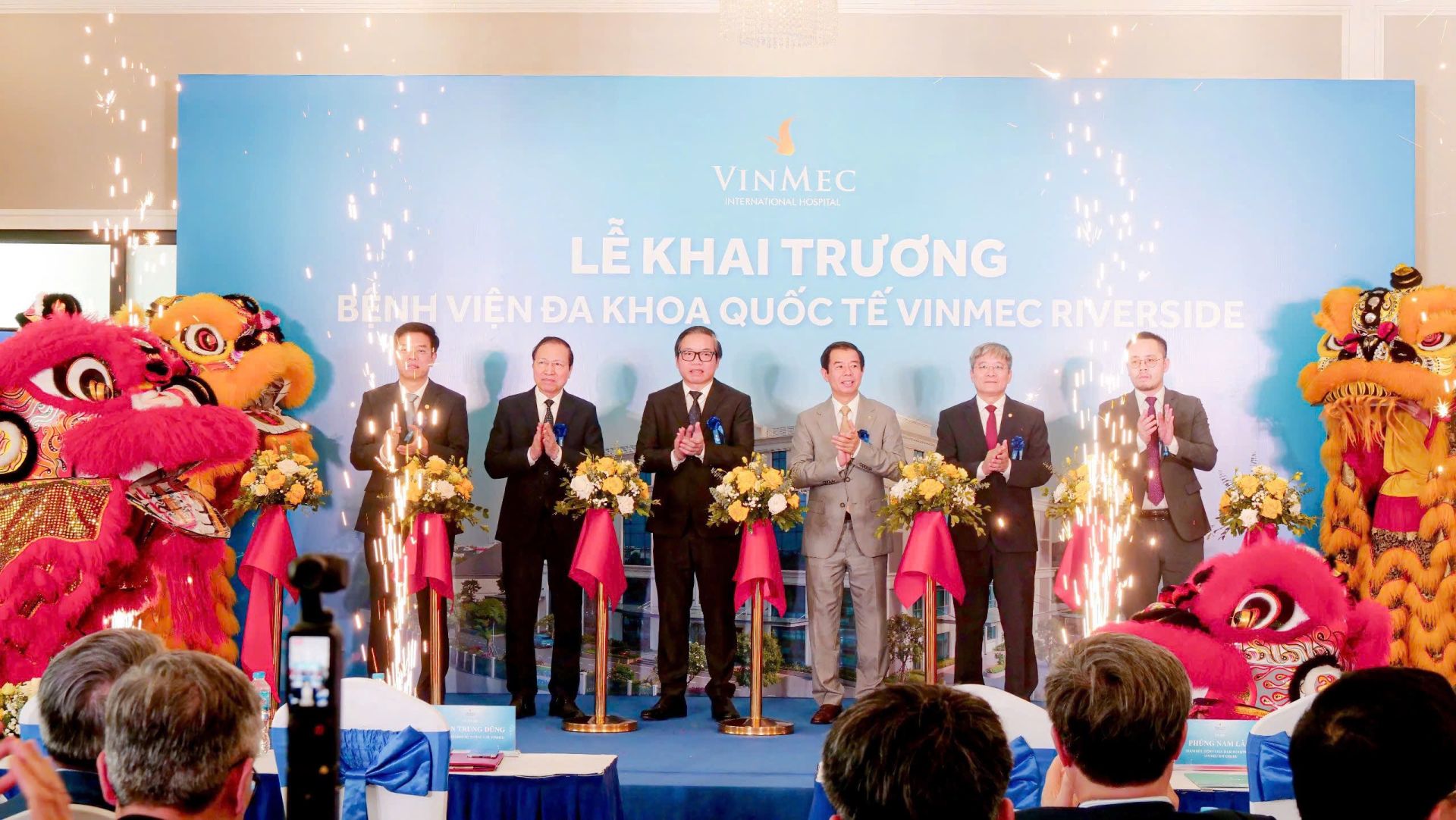 C&aacute;c đại biểu cắt băng khai trương Bệnh viện Đa khoa Quốc tế Vinmec Riverside &ndash; bệnh viện thứ 11 tr&ecirc;n to&agrave;n quốc v&agrave; l&agrave; cơ sở thứ 3 của Vinmec tại H&agrave; Nội.