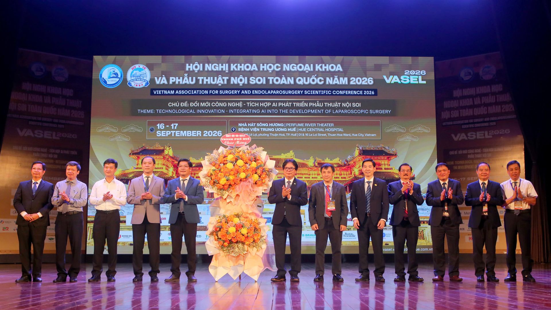 L&atilde;nh đạo TP Huế tặng hoa Khai mạc hội nghị