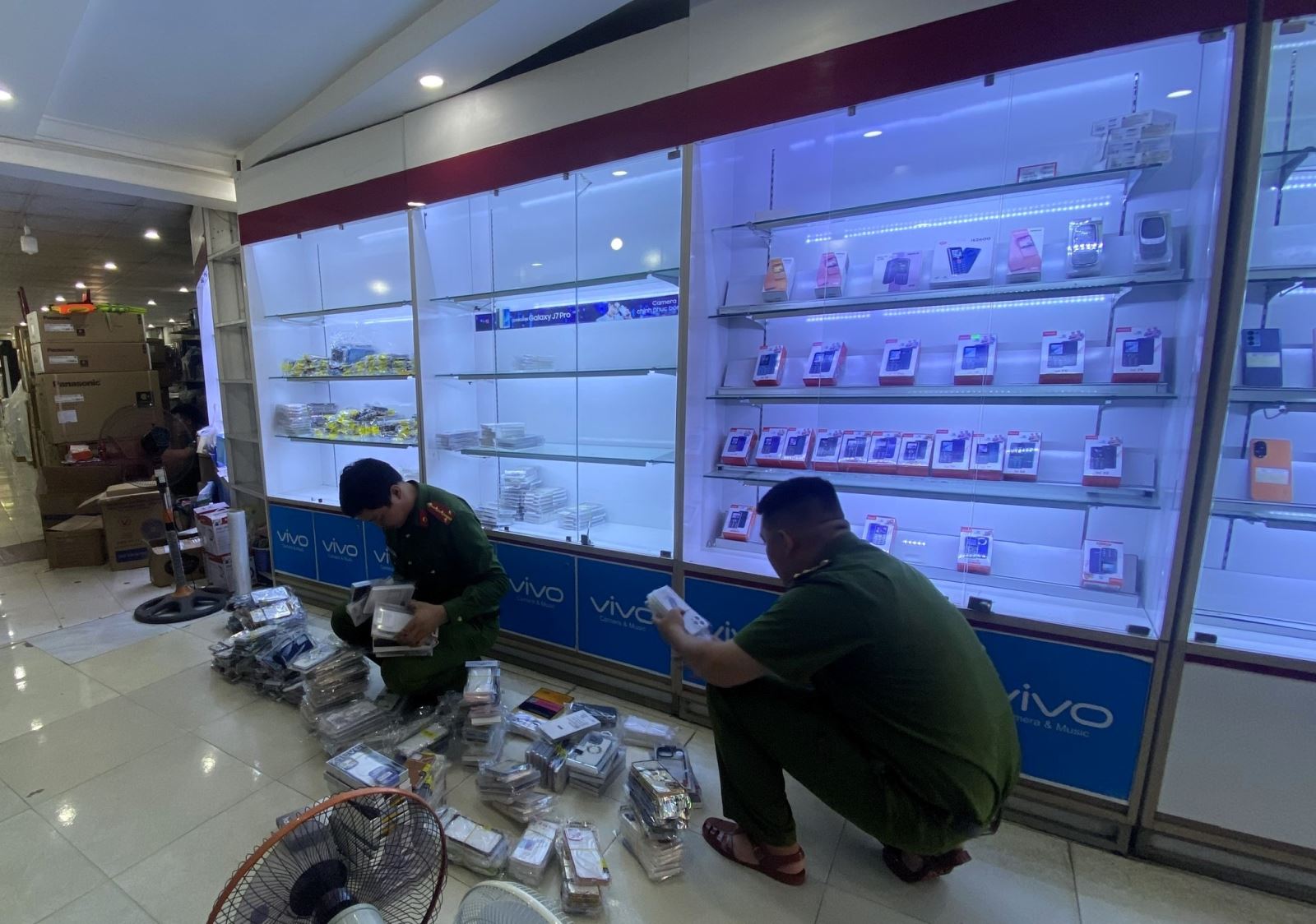 Công an xã Mai Châu kiểm tra và niêm phong lô hàng phụ kiện điện thoại không rõ nguồn gốc xuất xứ. Ảnh: Công an Phú Thọ Công an xã Mai Châu kiểm tra và niêm phong lô hàng phụ kiện điện thoại không rõ nguồn gốc xuất xứ. Ảnh: Công an Phú Thọ