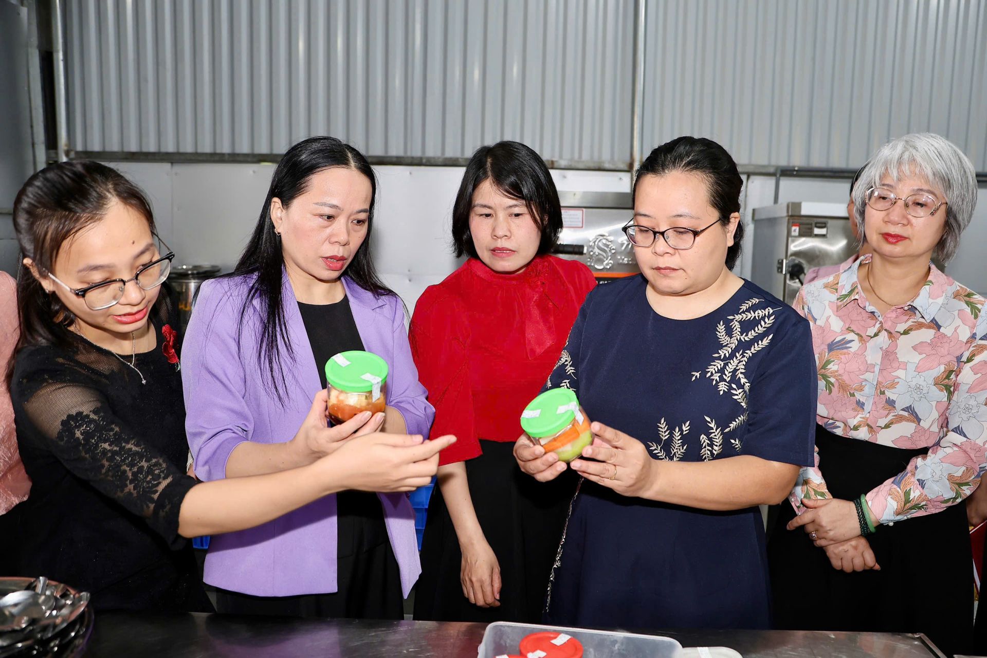 Đo&agrave;n gi&aacute;m s&aacute;t kiểm tra việc lưu mẫu ăn b&aacute;n tr&uacute;.