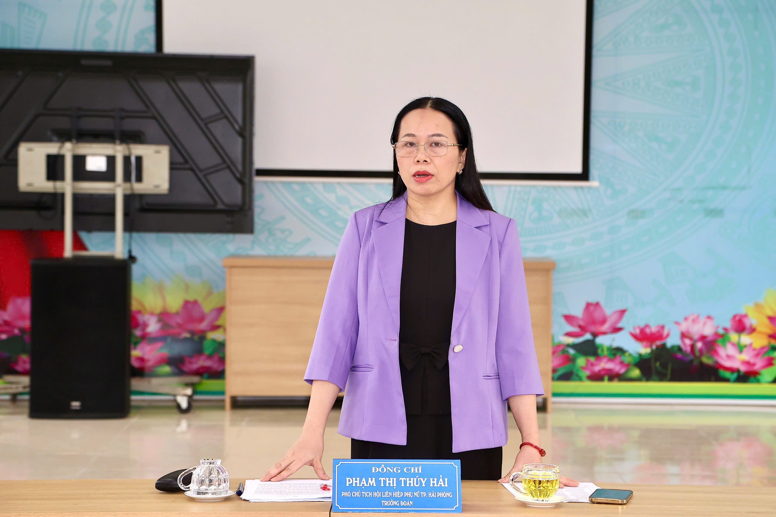 Đồng ch&iacute; h&iacute; Phạm Thị Th&uacute;y Hải, Ph&oacute; Chủ tịch Hội LHPN th&agrave;nh phố ph&aacute;t biểu tại buổi gi&aacute;m s&aacute;t.
