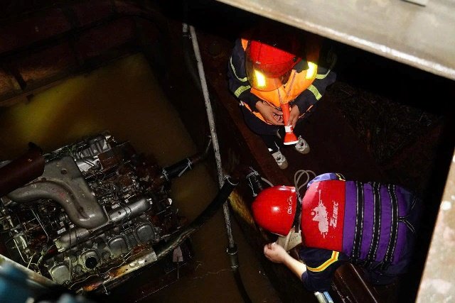 Lực lượng chức năng kiểm tra phương tiện trong quá trình xử lý sự cố sà lan tại cầu Mỹ Chánh. Ảnh: Cổng Thông tin điện tử tỉnh Quảng Trị. Lực lượng chức năng kiểm tra phương tiện trong quá trình xử lý sự cố sà lan tại cầu Mỹ Chánh. Ảnh: Cổng Thông tin điện tử tỉnh Quảng Trị.