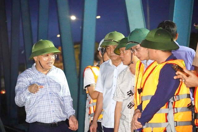 Phó Chủ tịch UBND tỉnh Lê Đức Tiến trao đổi phương án xử lý 02 sà lan còn lại bị mắc kẹt. Ảnh: Cổng TTĐT tỉnh Quảng Trị Phó Chủ tịch UBND tỉnh Lê Đức Tiến trao đổi phương án xử lý 02 sà lan còn lại bị mắc kẹt. Ảnh: Cổng TTĐT tỉnh Quảng Trị