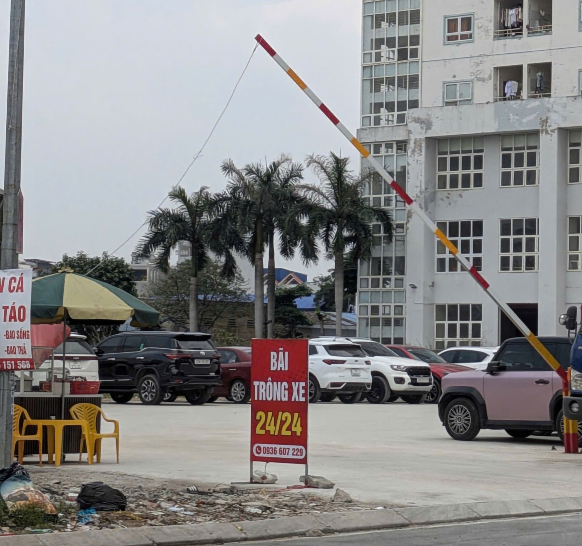 B&atilde;i gửi xe tr&ecirc;n tại đường Nguyễn Tất Tố.