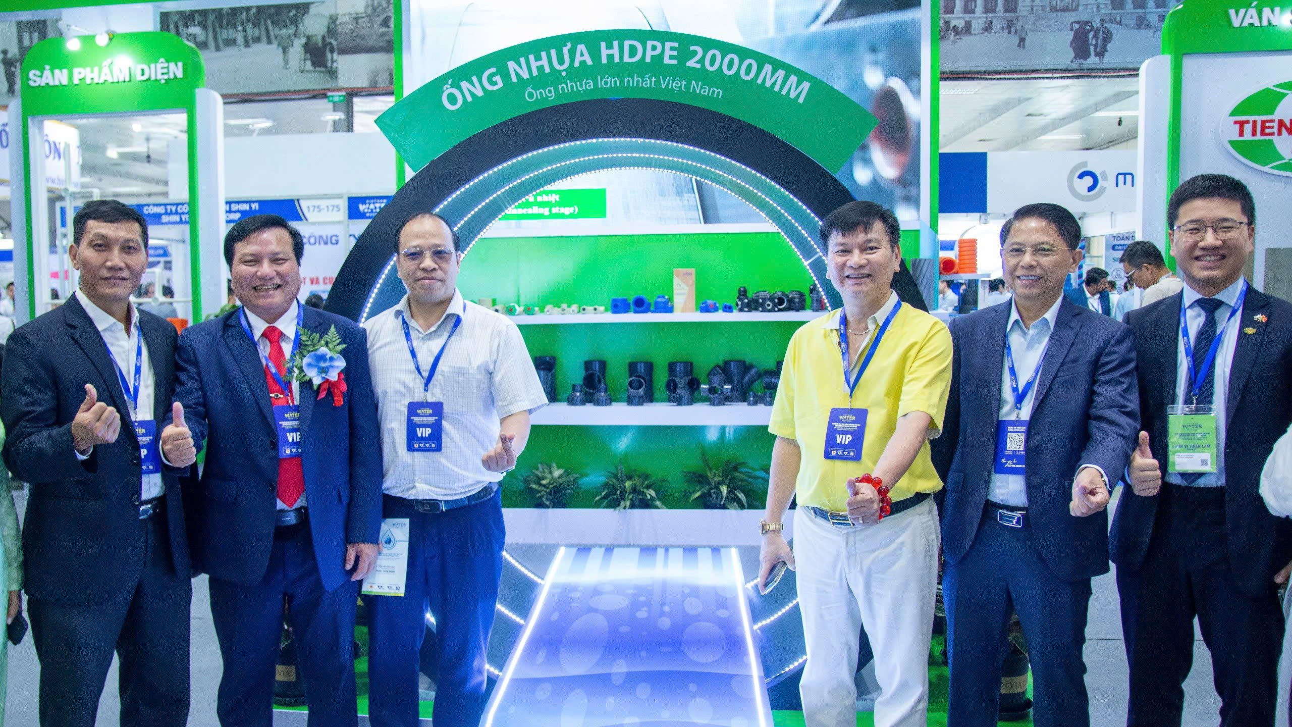 Các đại biểu tham quan gian hàng của Nhựa Tiền Phong. Các đại biểu tham quan gian hàng của Nhựa Tiền Phong.