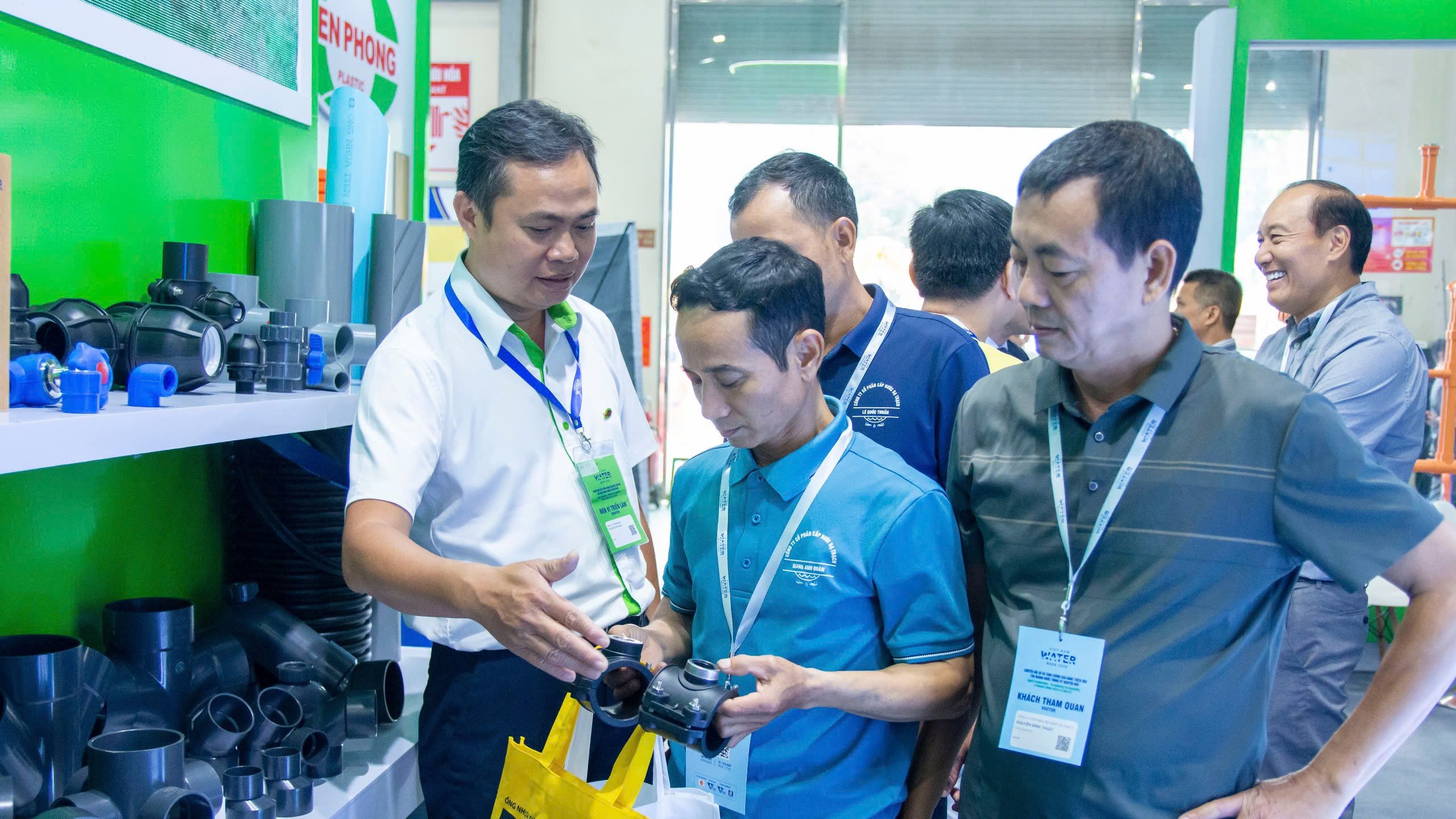 Gian hàng nhận được sự quan tâm của khách thăm quan. Gian hàng nhận được sự quan tâm của khách thăm quan.