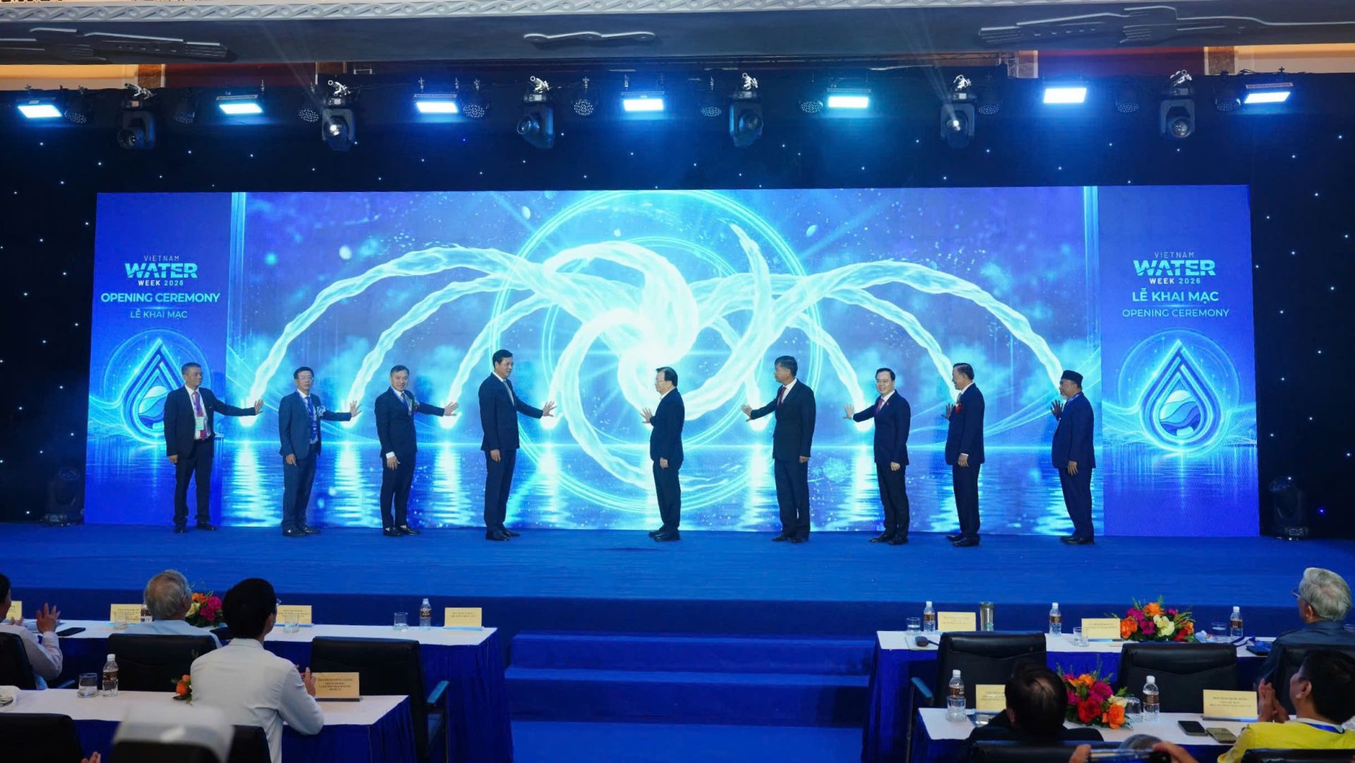 Các đại biểu thực hiện nghi thức khai mạc triển lãm. Các đại biểu thực hiện nghi thức khai mạc triển lãm.