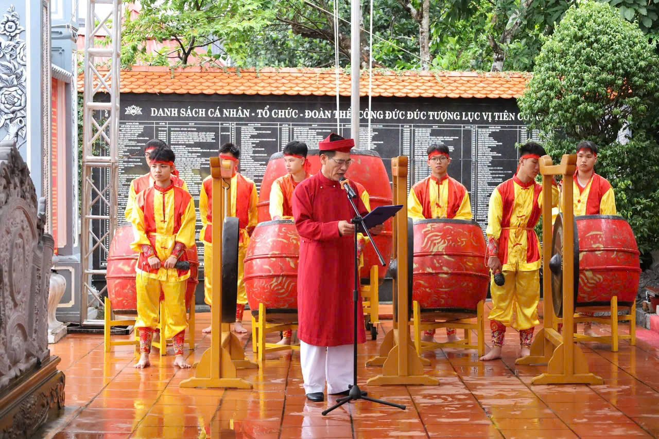 Ông Phạm Hoàng Tuấn, Phó Chủ tịch UBND phường, Trưởng Ban Tổ chức Lễ hội phát biểu. Ông Phạm Hoàng Tuấn, Phó Chủ tịch UBND phường, Trưởng Ban Tổ chức Lễ hội phát biểu.